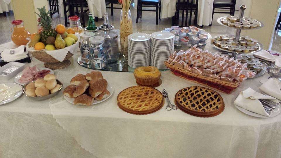 לטינה Hotel De La Ville Central מסעדה תמונה