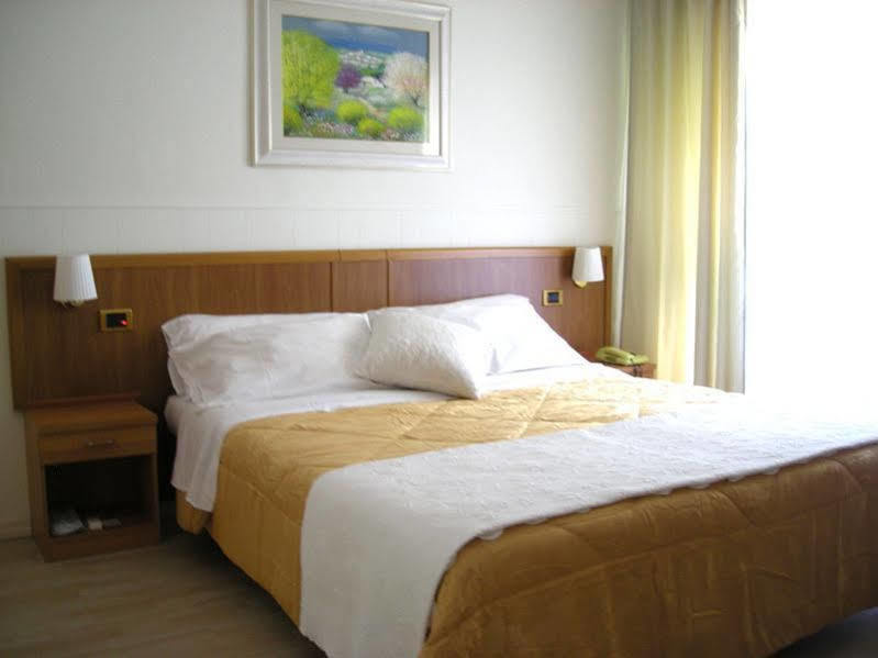 לטינה Hotel De La Ville Central מראה חיצוני תמונה